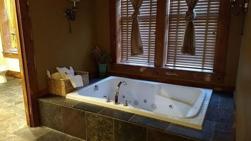 Hotels with jacuzzi in room in Leola
