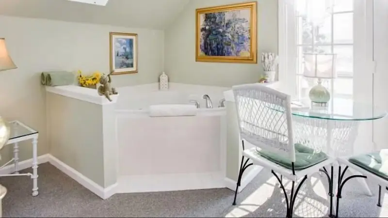 Hotels with jacuzzi in room in Narvon