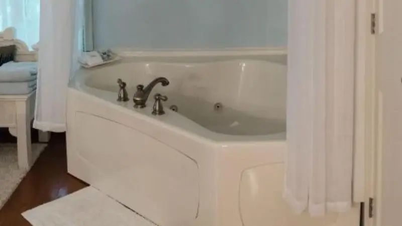In-room hot tub at The Inn at White Oak in Gettysburg, PA