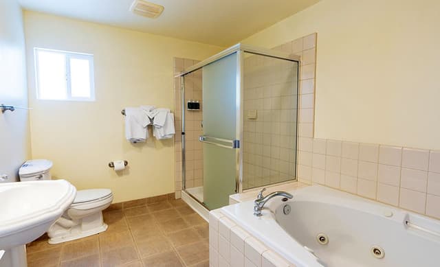 Jetted bathtub