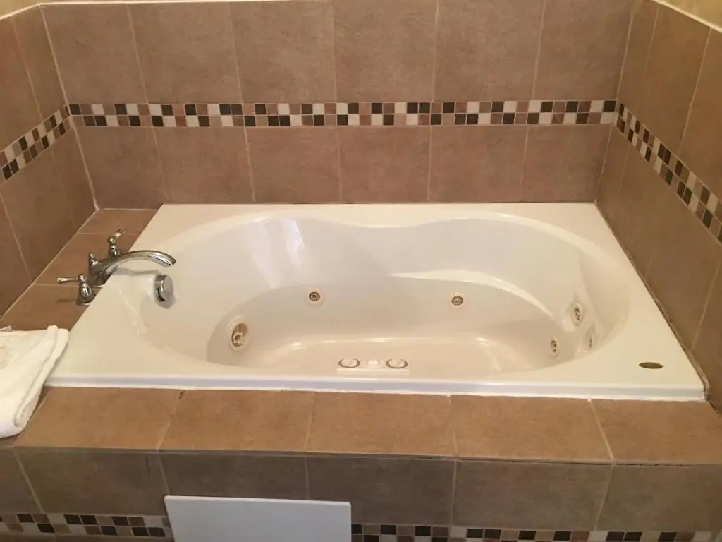 Hotels with jacuzzi in room in Port Clinton