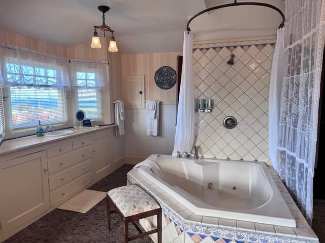 Jetted bathtub
