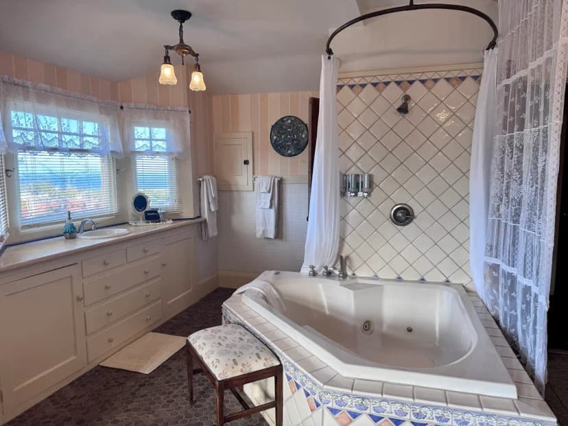 Hotels with jacuzzi in room in California