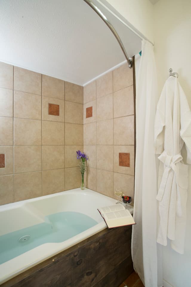 Jetted bathtub