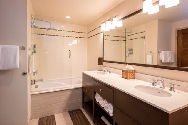 Deep soaking bathtub