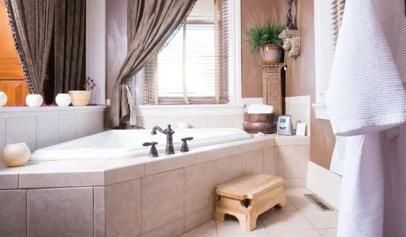 In-room hot tub at The Londonderry Inn in Palmyra, PA