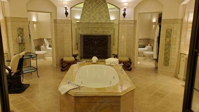 Hotel with a hot tub in Las Vegas, NV