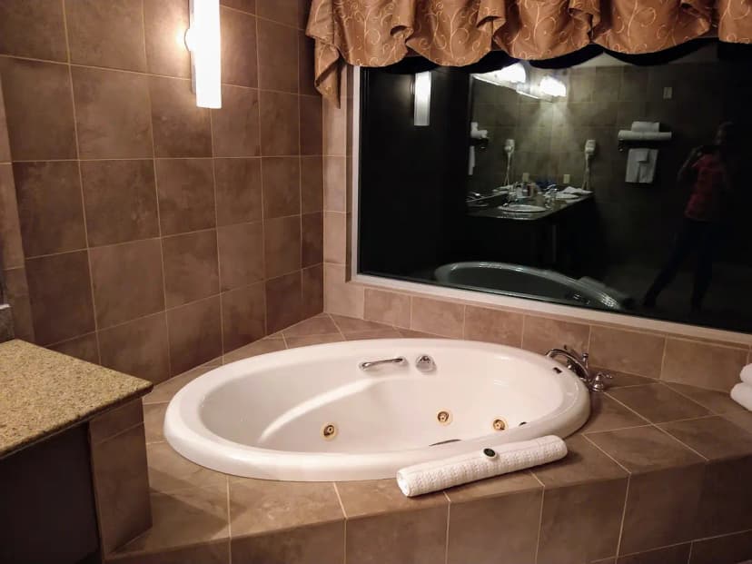 Hotels with jacuzzi in room in North Bend
