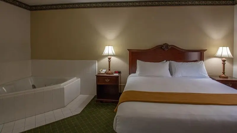 Hotels with jacuzzi in room in Moncks Corner
