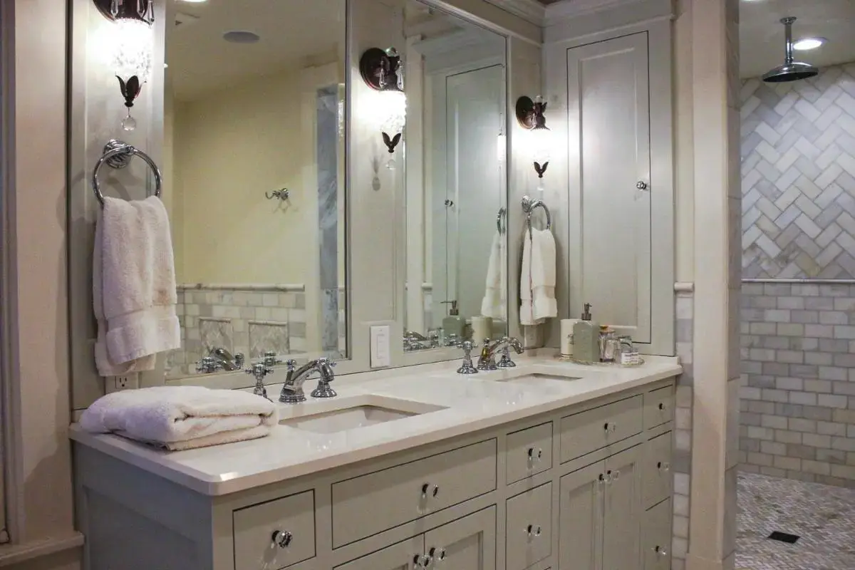 Deep soaking tub at The New Victorian Mansion Bed & Breakfast in Burnsville, MN