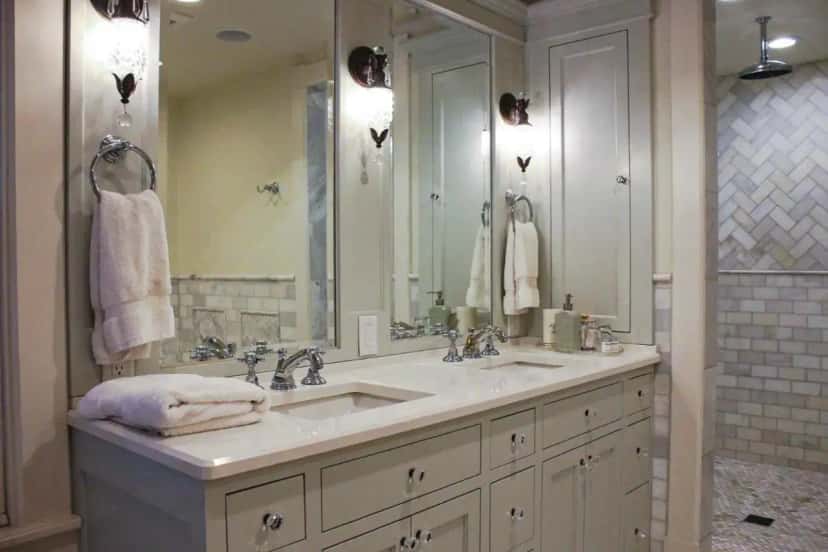 Deep soaking tub at The New Victorian Mansion Bed & Breakfast in Burnsville, MN
