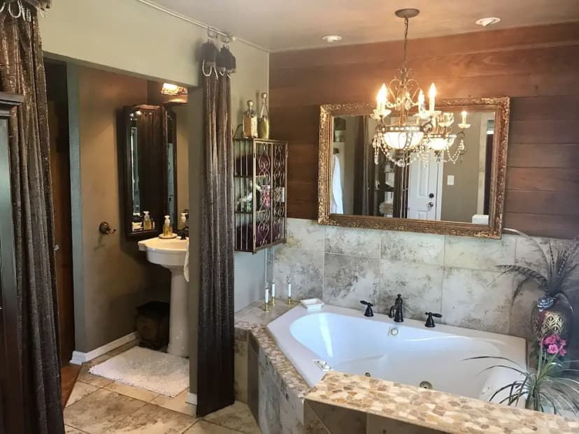 Hotels with jacuzzi in room in Azle