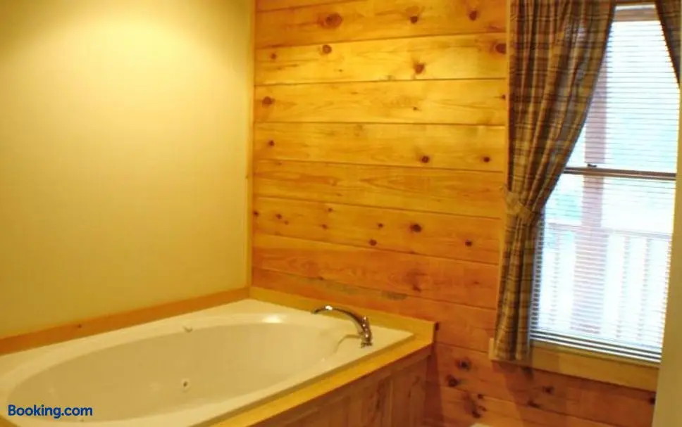 Hotels with jacuzzi in room in Benton