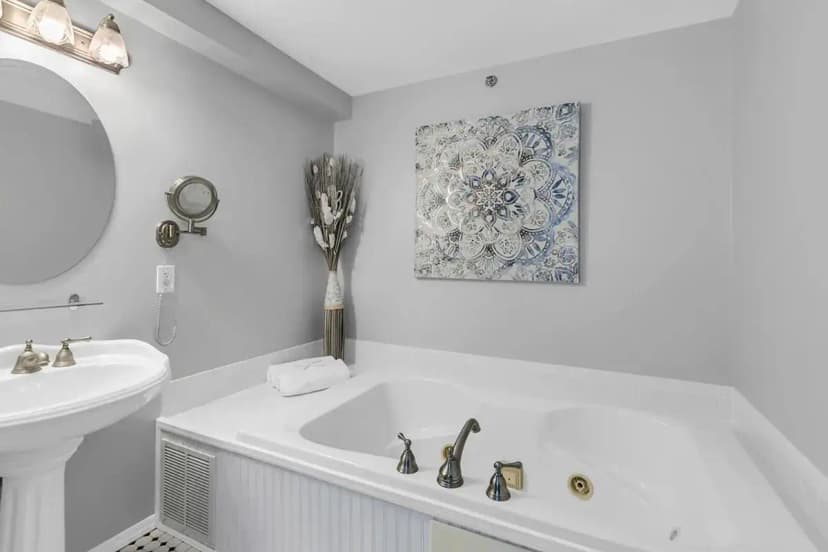 Hotels with jacuzzi in room in Farmingdale