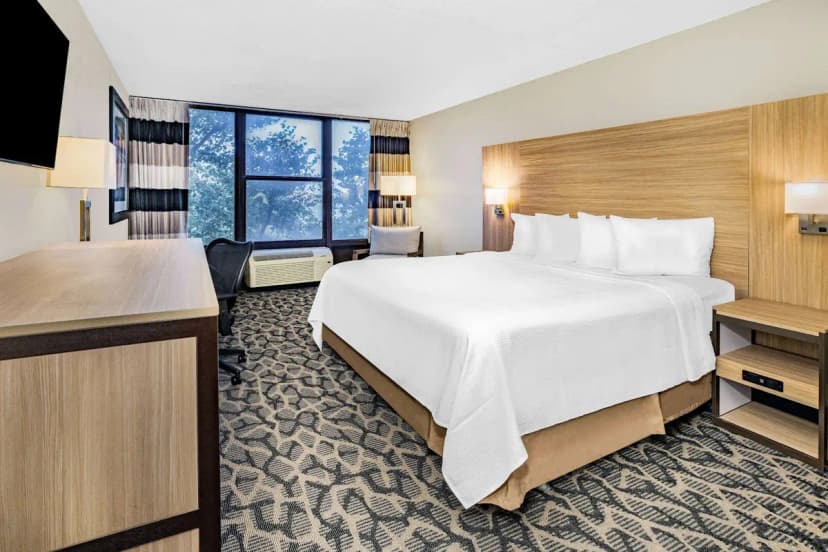 Hotels with jacuzzi in room in Pleasantville