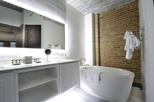 Deep soaking bathtub