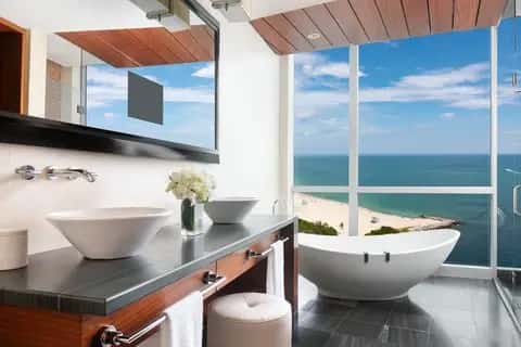 Deep soaking bathtub