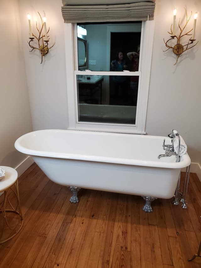 Deep soaking bathtub
