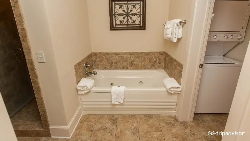 Hotels with jacuzzi in room in Saint Simons Island