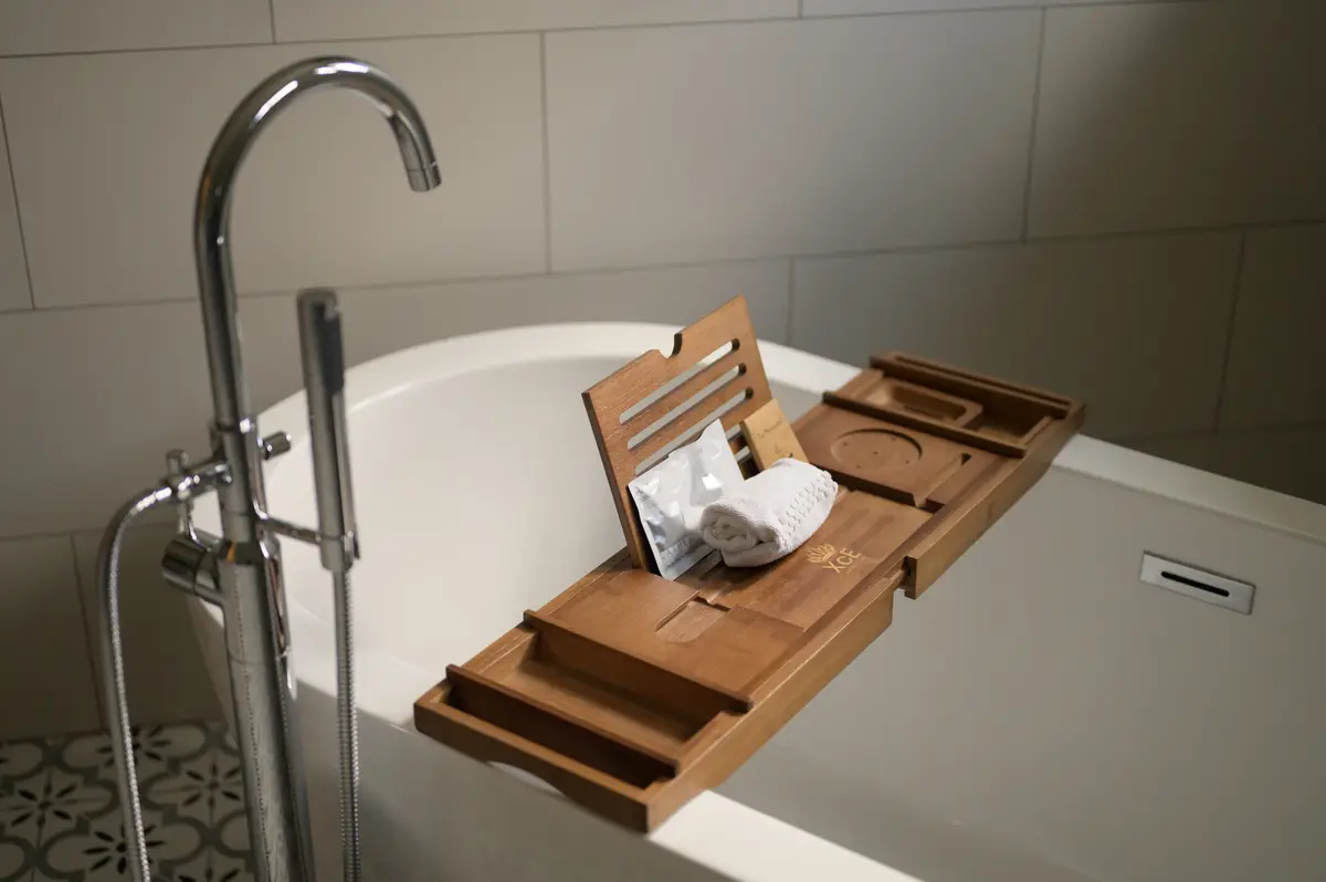Hotels in Newberg with a jacuzzi in the room