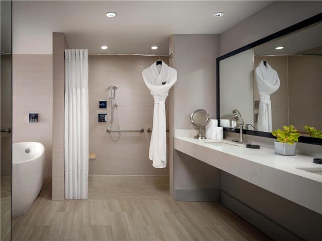 Deep soaking bathtub