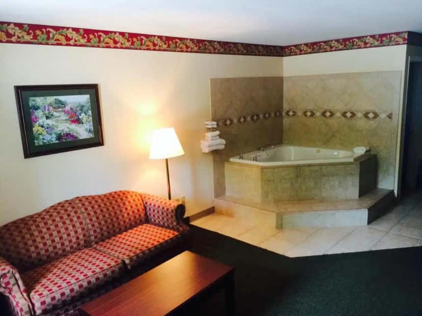 In-room hot tub at The Stratton Inn in Kuttawa, KY