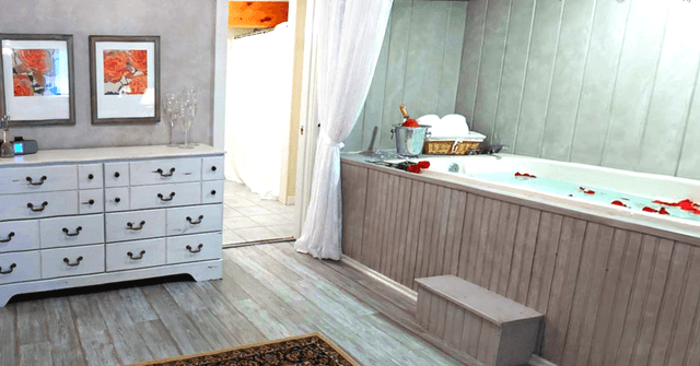 Deep soaking bathtub