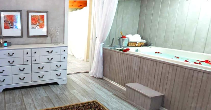 Hotels with jacuzzi in room in Mendon