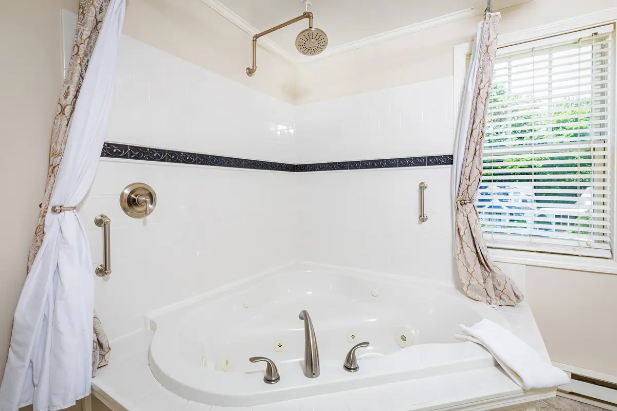 The Victoria Inn Bed & Breakfast jetted bathtub