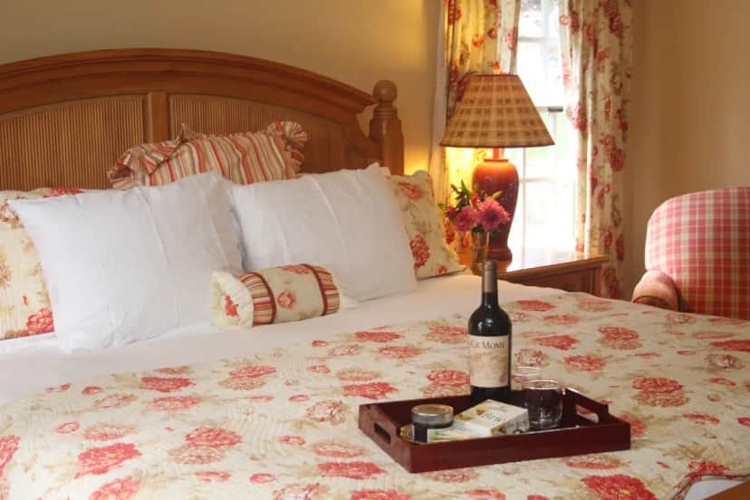 The Village Inns of Blowing Rock: Hillwinds Inn — guest room