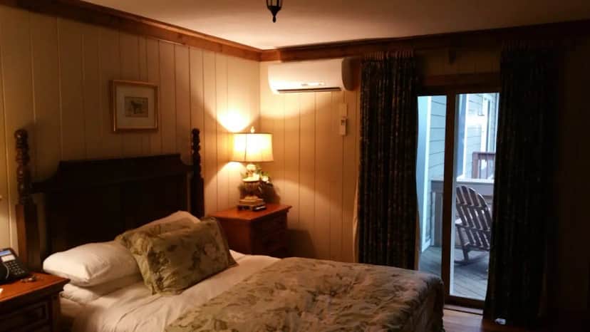 The Village Inns of Blowing Rock: Village Inn — guest room