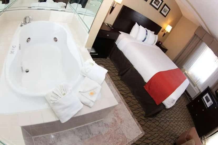 In-room hot tub at The Volare in San Clemente, CA