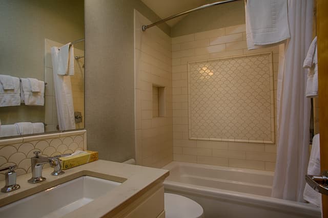 Deep soaking bathtub