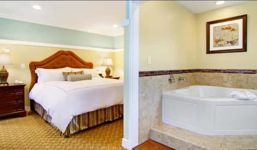 In-room hot tub at The Wayside Inn in Ellicott City, MD