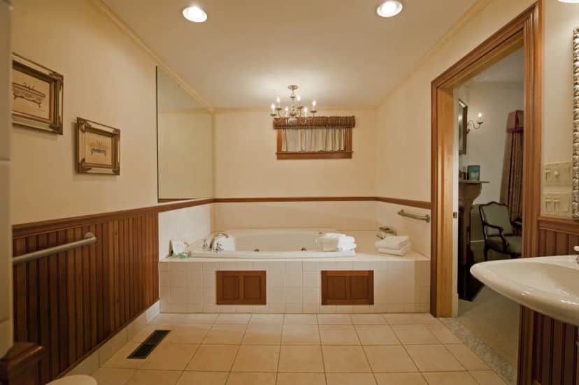 The Wentworth Inn jetted bathtub