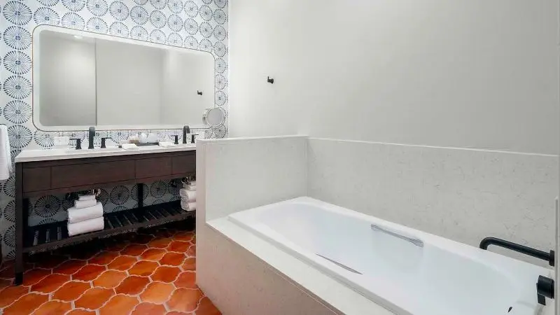 Hotels with jacuzzi in room in Litchfield Park