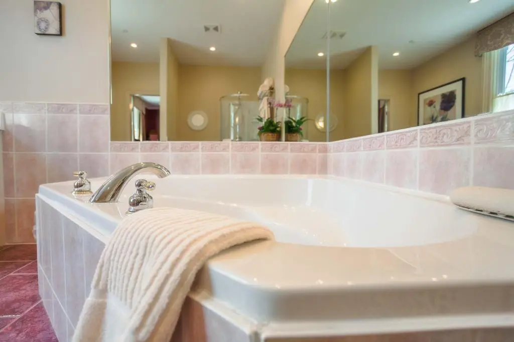 Hotels with jacuzzi in room in Gananoque