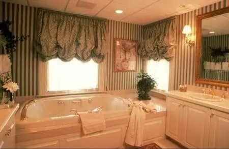 Private in-room jacuzzi tub in the King Room with Spa Bath at The Wynstone