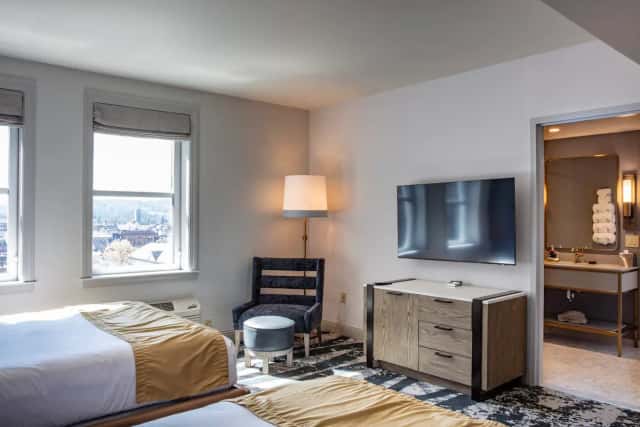The Yorktowne Hotel, Tapestry Collection By Hilton — guest room
