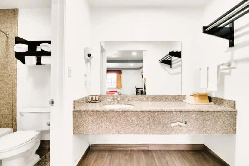 In-room hot tub at Three Rivers Executive Inn & Suites By OYO in George West, TX