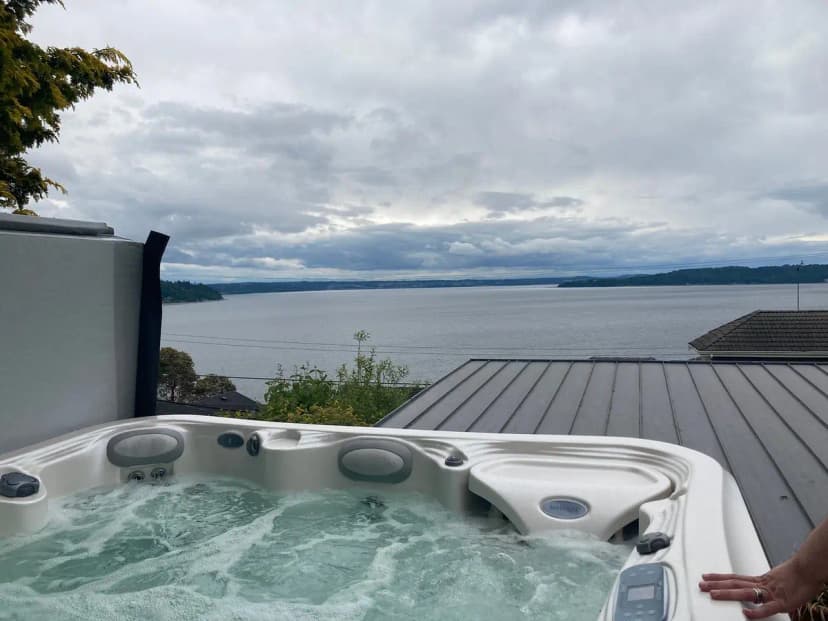 Hotels with jacuzzi in room in Burien
