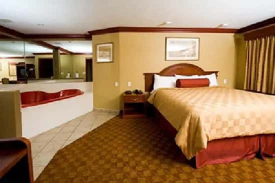 In-room hot tub at Thunderbird Lodge in Riverside, CA