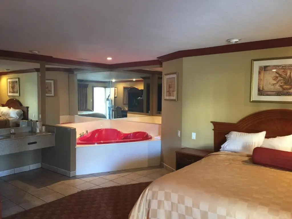 In-room hot tub at Thunderbird Lodge in Riverside, CA