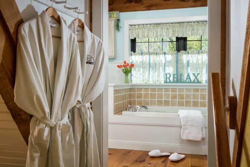 In-room hot tub at Tiffany's Bed & Breakfast in Bismarck, AR