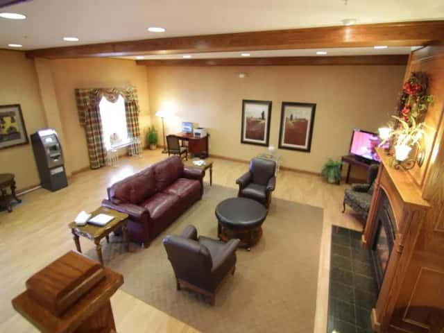 Town & Country Inn and Suites Quincy — guest room