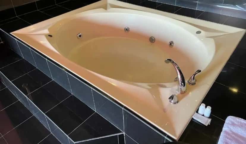 In-room hot tub at Towson East Motel in Towson, MD