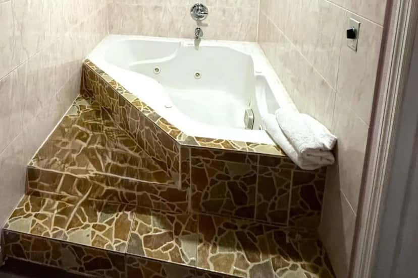 In-room hot tub at Travel Inn in Bell, CA