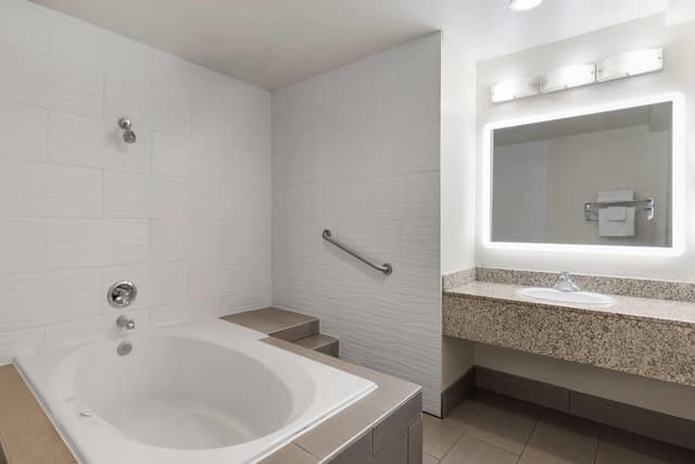 Deep soaking bathtub