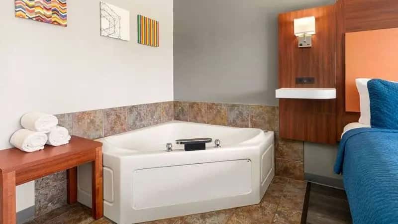 In-room hot tub at Travelodge by Wyndham Depoe Bay in Depoe Bay, OR