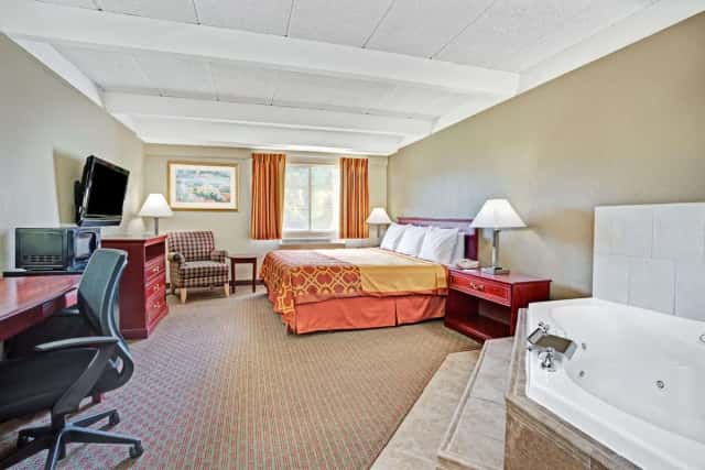 Jetted bathtub